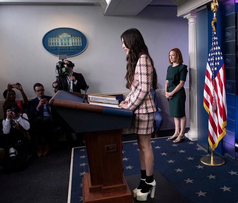 Olivia trong phòng họp báo của Nhà Trắng. Ảnh: Brendan Smialowski.