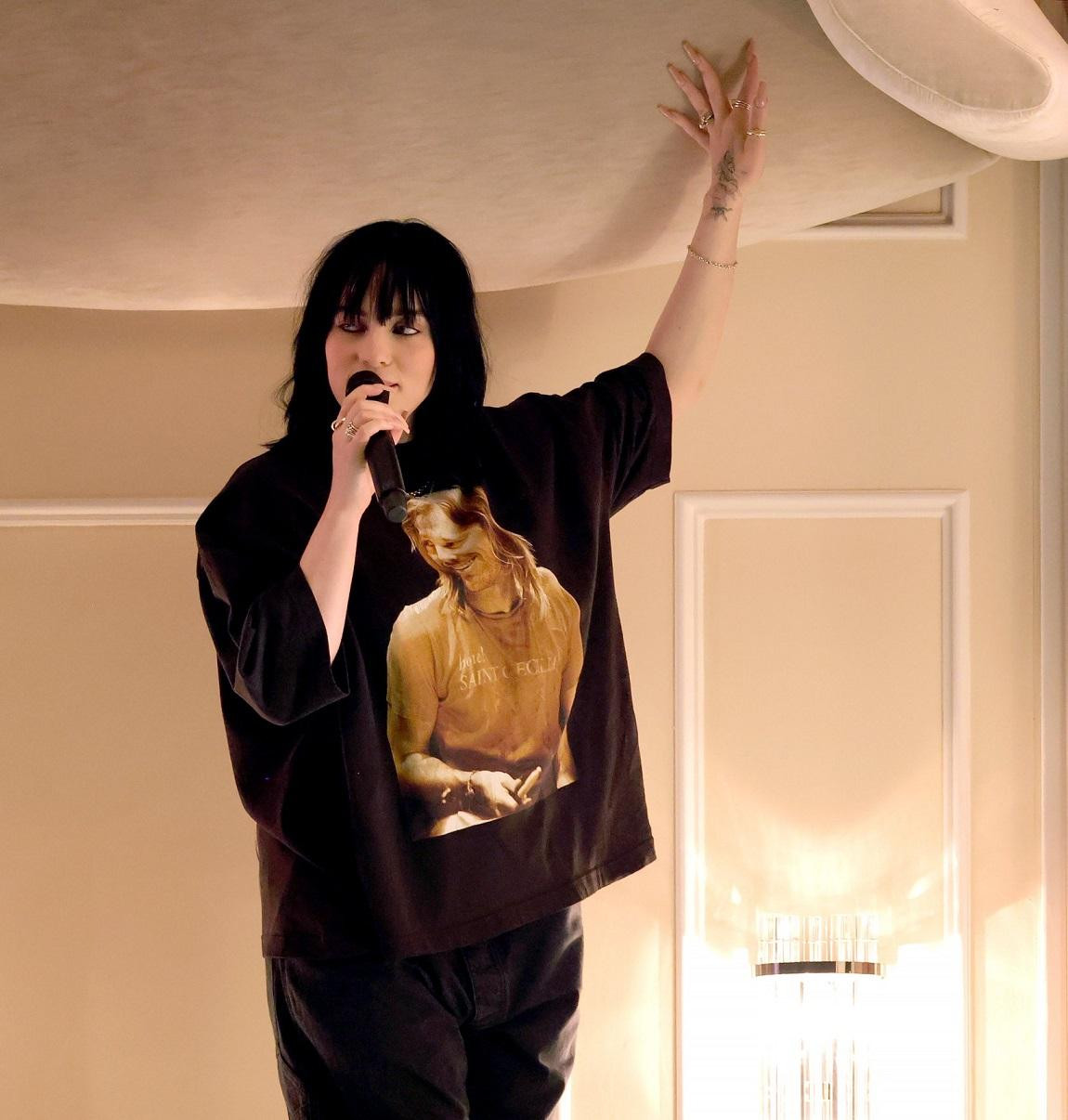 Hình ảnh của tay trống Taylor Hawkins xuất hiện trên áo của Billie Eilish. Hình ảnh của tay trống Taylor Hawkins xuất hiện trên áo của Billie Eilish.