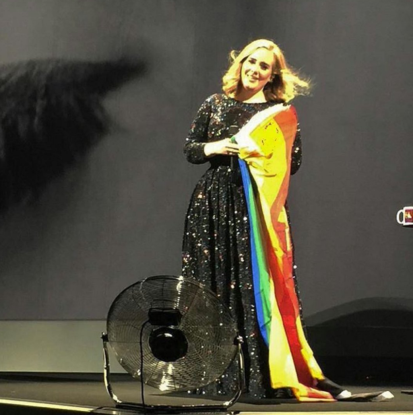 Âm nhạc của Adele đã giúp cho nhiều người tự tin hơn vào giới tính thật của mình. Âm nhạc của Adele đã giúp cho nhiều người tự tin hơn vào giới tính thật của mình.