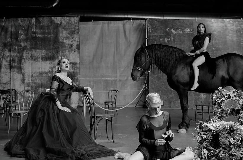 Tạo hình của Adele trong MV Oh My God khiến fan vô cùng thích thú.