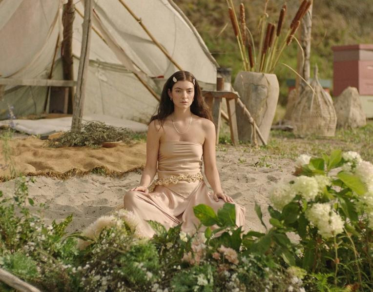 Mùa Hè là một trong những nguồn cảm hứng giúp Lorde tạo nên Solar Power.