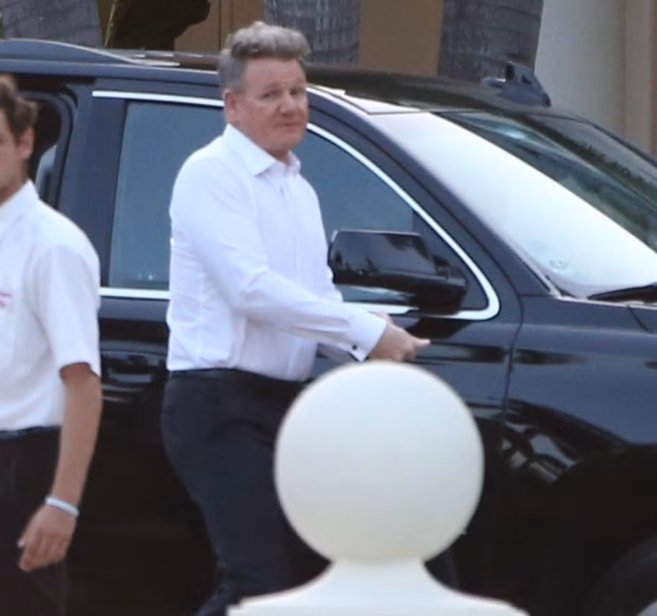 Đầu bếp Gordon Ramsay đã có mặt tại dinh thự nơi buổi tiệc diễn ra.