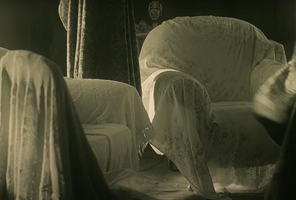 cũng như xuất hiện trong MV &quot;Hello&quot;