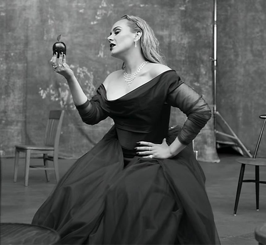 Những chiếc ghế quen thuộc tiếp tục trở lại trong MV lần này.