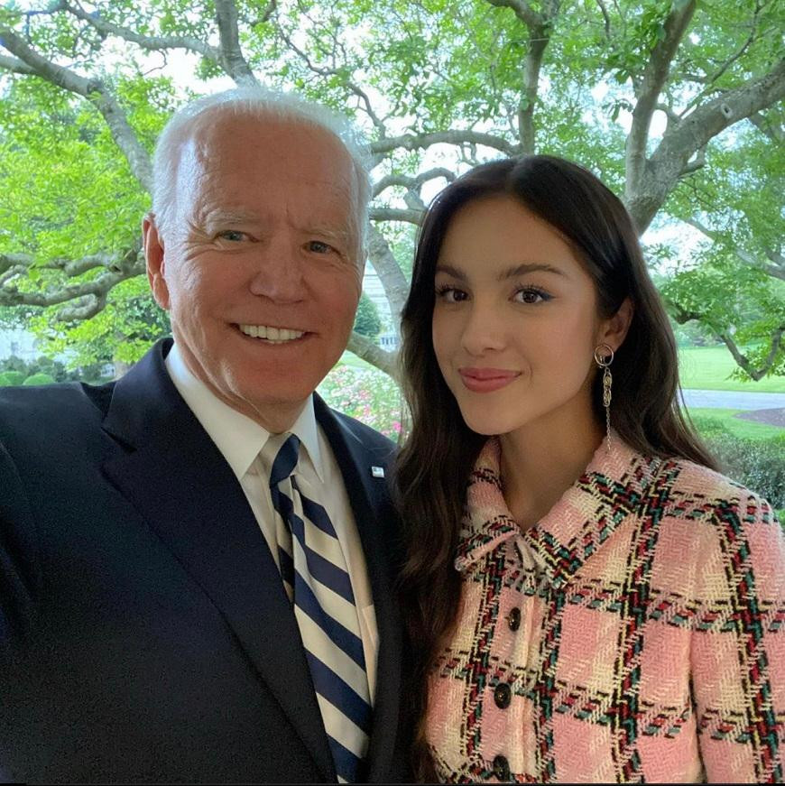 Olivia Rodrigo vinh dự được chụp ảnh cùng Tổng thống Mỹ Joe Biden. Ảnh: IGNV.