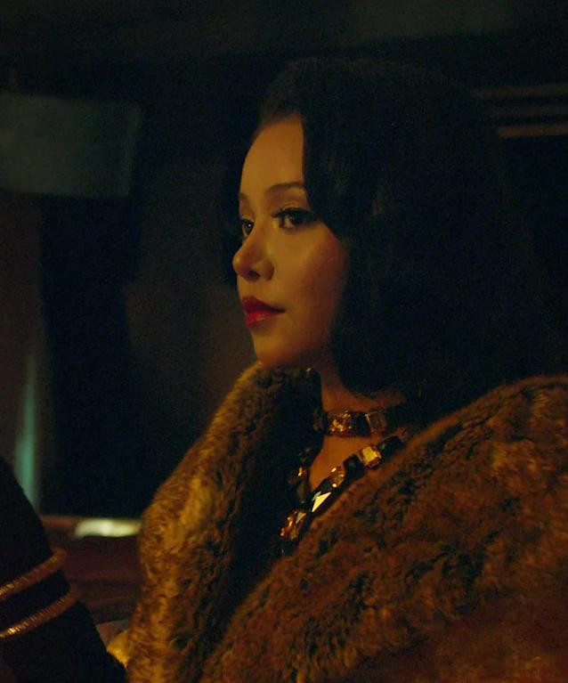 Sau khi tạm dẹp gọn sự quấy rối, Bella trở về làm một thiếu nữ tiệc tùng.