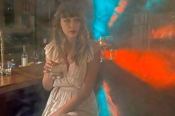 "You All Over Me" nói về những cảm xúc vẫn còn đọng lại với tình cũ.