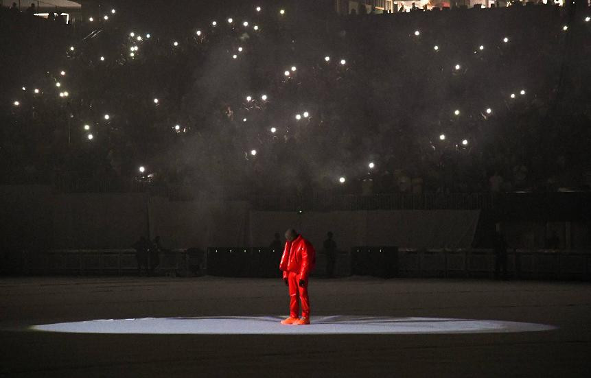 Kanye West không nói tiếng nào suốt buổi nghe nhạc. Kanye West không nói tiếng nào suốt buổi nghe nhạc.