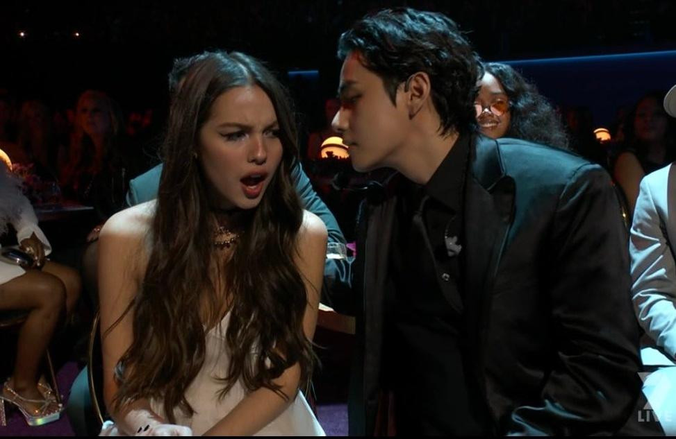 Máy quay bắt trọn phản ứng "j z tr" của Olivia cùng với V (BTS). Máy quay bắt trọn phản ứng "j z tr" của Olivia cùng với V (BTS).