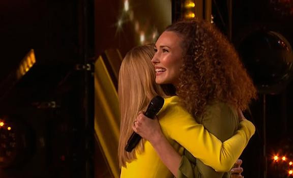 Khoảnh khắc Amanda chạy đến ôm và chúc mừng phần trình diễn xuất thần của Loren.