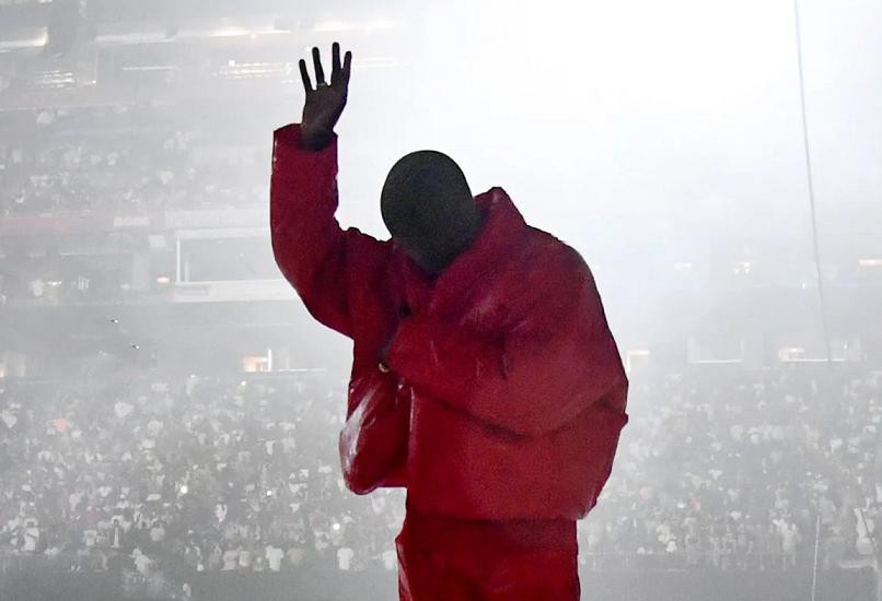 Kanye West tại sân vận động Mercedes Benz, Atlanta. Kanye West tại sân vận động Mercedes Benz, Atlanta.