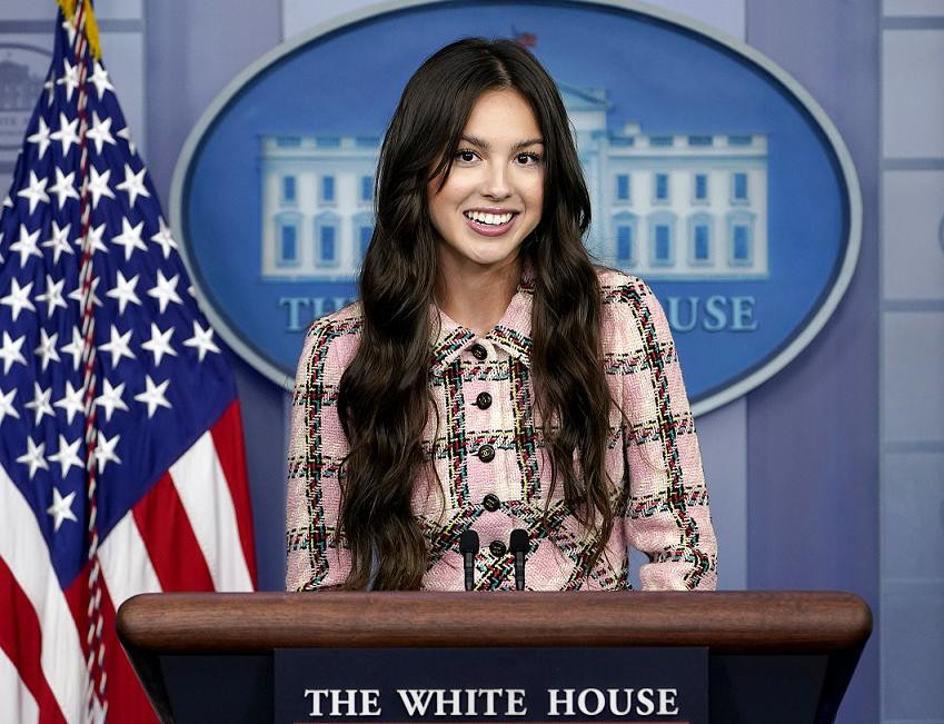 Olivia Rodrigo phát biểu tại Nhà Trắng. Ảnh: CBS News.