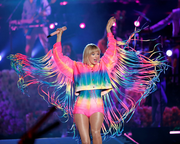 Taylor đã nhiều lần dành sự tri ân đặc biệt đến người hâm mộ thuộc cộng đồng lục sắc. Taylor đã nhiều lần dành sự tri ân đặc biệt đến người hâm mộ thuộc cộng đồng lục sắc.