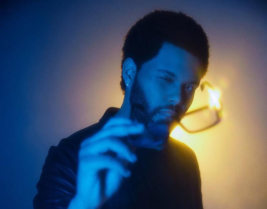 "Bạn đang nghe kênh Dawn FM với tần sóng 103.5 MHz" - câu nói trích ra từ bài hát đầu tiên của album. "Bạn đang nghe kênh Dawn FM với tần sóng 103.5 MHz" - câu nói trích ra từ bài hát đầu tiên của album.