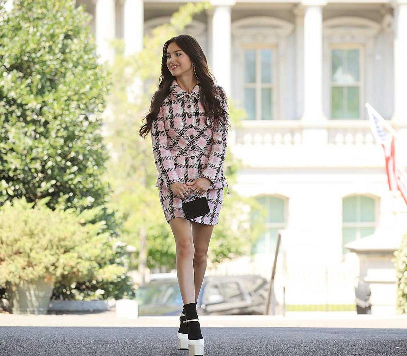 Olivia rạng rỡ bước đi đến phòng họp báo tại Nhà Trắng. Ảnh: Chip Somodevilla.