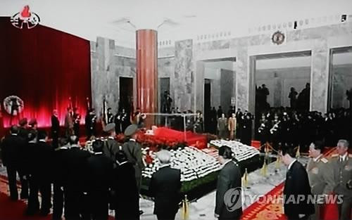 Con trai Kim Jong Un cùng các quan chức cấp cao viếng ông Kim Jong Il. Ảnh: Yohap.