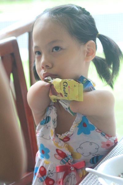 Những clip này có tác dụng rõ rệt. Từ cô bé hay buồn, em trở nên vui vẻ. Em đã tập đi trên hai ống inox, chỉ một thời gian ngắn em đã có thể tự đi được. Linh Chi cũng có thể cầm một số đồ vật đơn giản