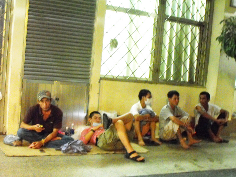 Nhiều người chưa mua được chăn màn, phải ngồi thức trắng đêm. Nhiều người chưa mua được chăn màn buộc phải ngồi thức trắng đêm