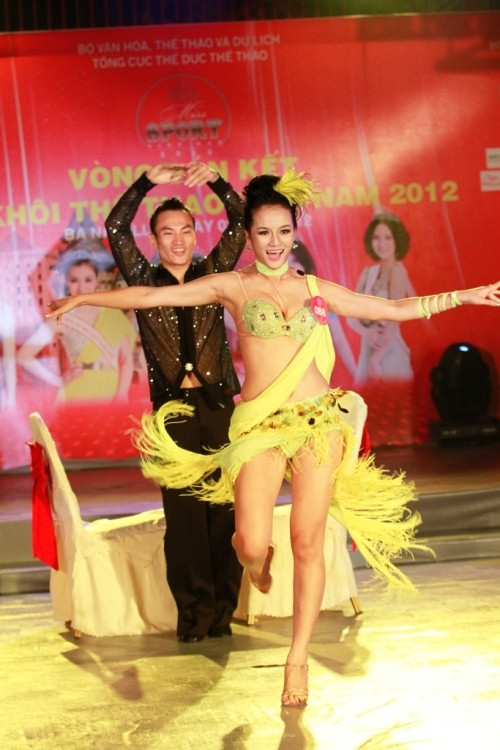 Thí sinh Nguyễn Ánh Hồng phần thi múa bụng