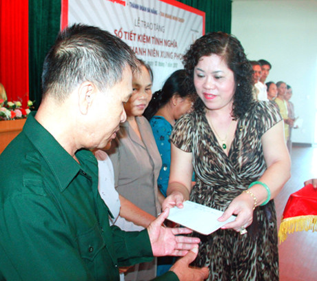 Bà Lê Thị Vinh, Phó Tổng GĐ Tân Hoàng Minh Group trao quà cho cựu TNXP TP Đà Nẵng. Bà Lê Thị Vinh, Phó Tổng GĐ Tân Hoàng Minh Group trao quà cho cựu TNXP TP Đà Nẵng
