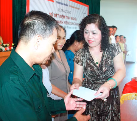 Bà Lê Thị Vinh, Phó Tổng GĐ Tân Hoàng Minh Group trao quà cho cựu TNXP TP Đà Nẵng