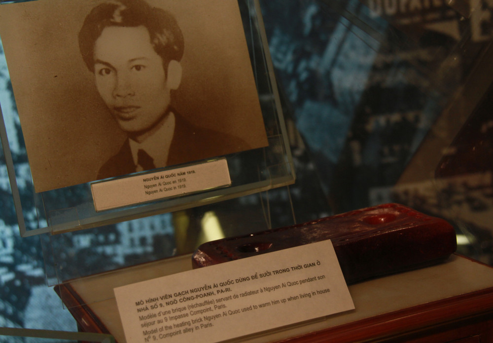 Mô hình viên gạch Nguyễn Ái Quốc dùng để sưởi trong thời gian ở nhà số 9 ngõ Công Poanh, Paris, năm 1919, thời điểm Người ra đi tìm đường cứu nước