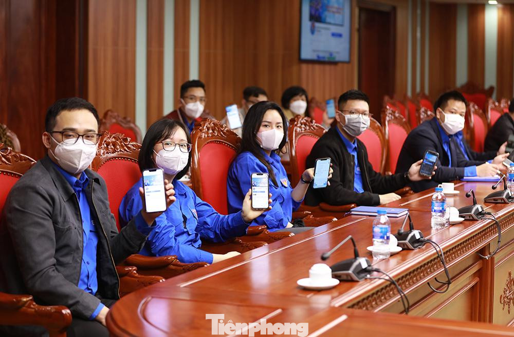 Các đoàn viên thanh niên KTNN hưởng ứng trang Fanpage của Đoàn TNCS HCM Kiểm toán nhà nước trên điện thoại di động