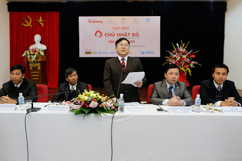 Tổng biên tập báo Tiền Phong Lê Xuân Sơn tại cuộc họp báo