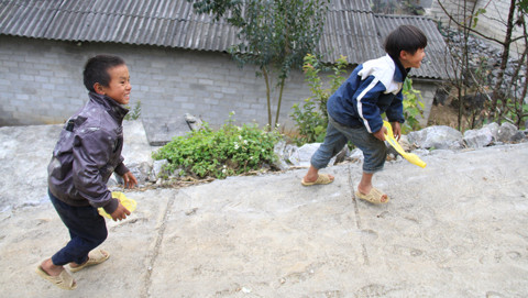 Sau mỗi lần, chúng lại đua nhau chạy lên đỉnh dốc để trượt tiếp. Ảnh: Trường Phong