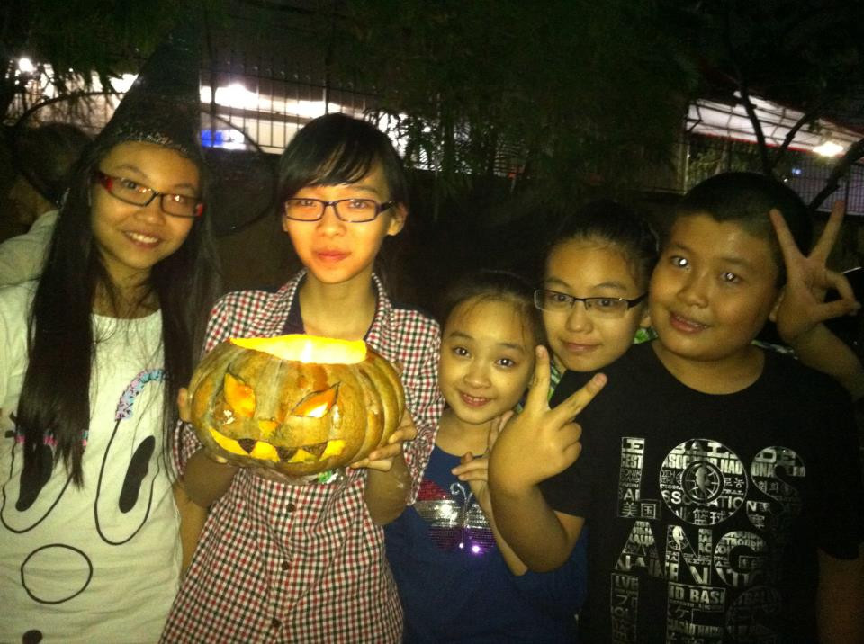 Các em nhỏ Việt Nam vui đón Halloween cùng các anh chị du học sinh