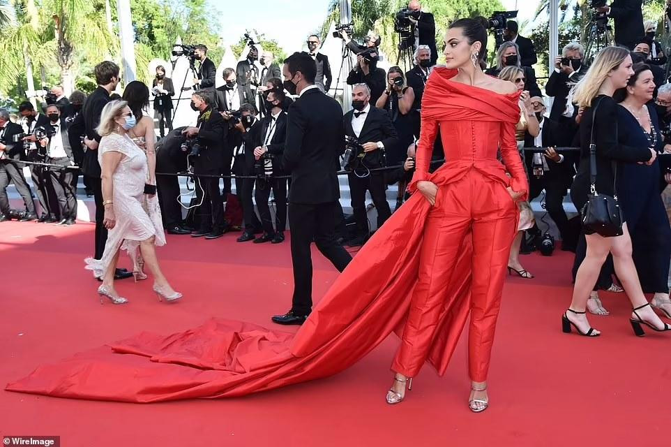 Người mẫu Marta Lozano gây ấn tượng mạnh với set đồ đỏ tươi "át" cả thảm đỏ.