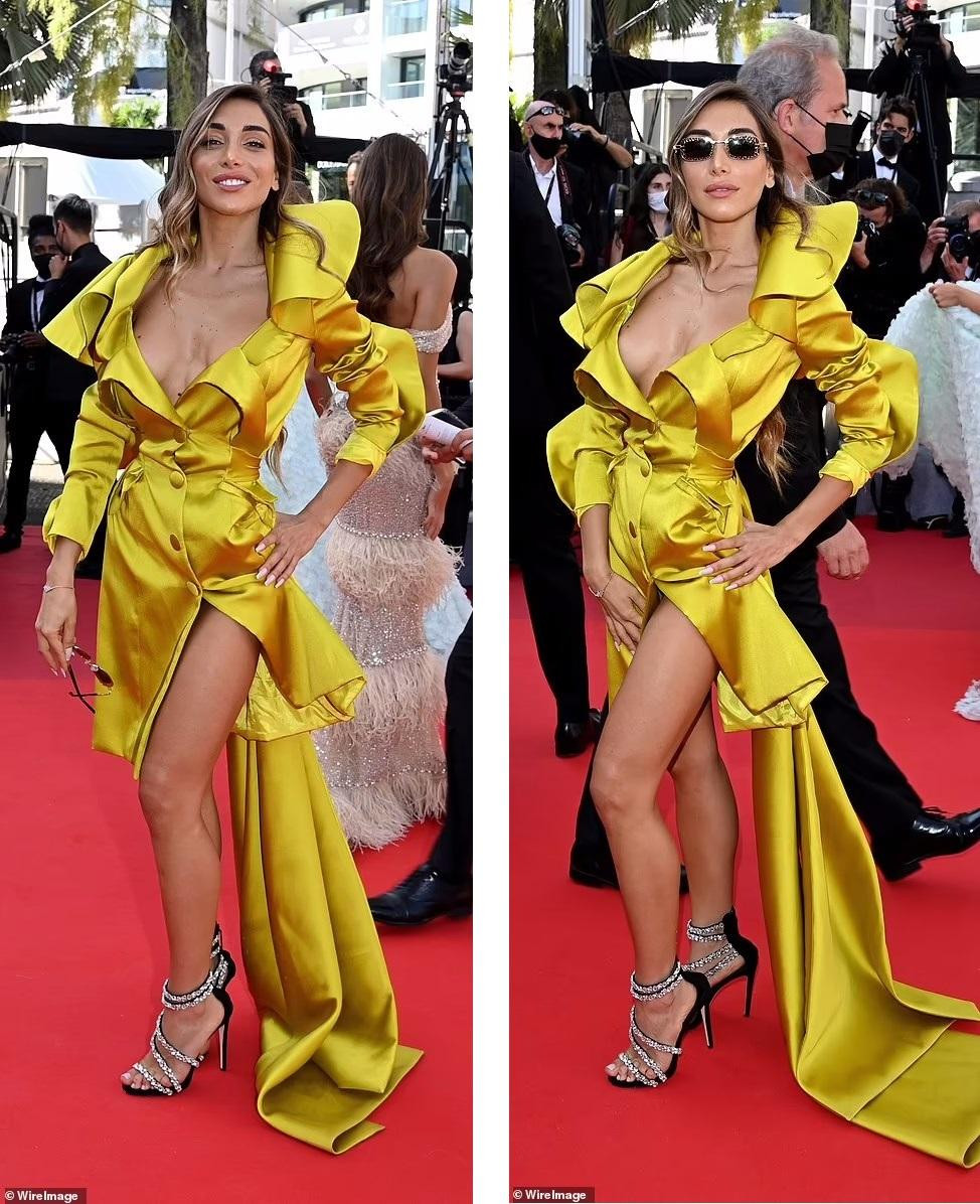 Nhà thiết kế Elisa De Panicis nổi bật với đầm vàng thiết kế cầu kỳ.