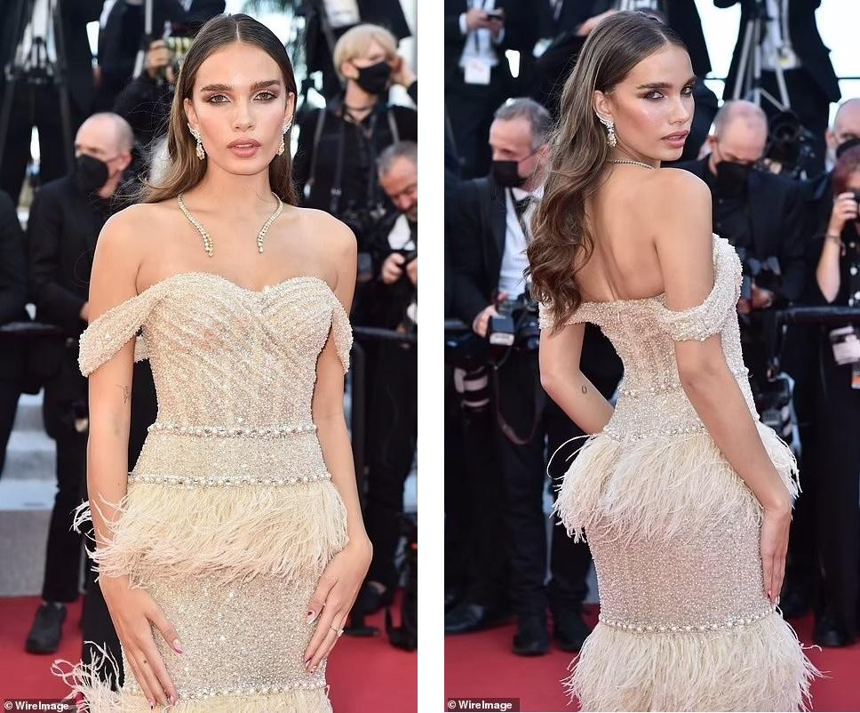 Tình cũ Brooklyn Beckham đẹp như nữ thần trong chiếc váy trễ vai đính đá quý và lông vũ màu kem. Người đẹp 9x hoàn thiện vẻ ngoài với bộ trang sức kim cương đắt giá.