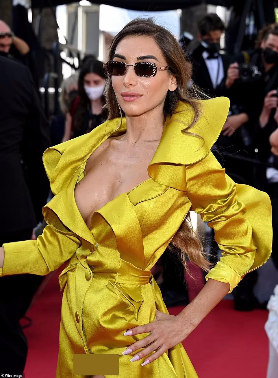 Tuy nhiên, phần xẻ tà quá cao khiến cô hớ hênh nội y trước ống kính truyền thông.