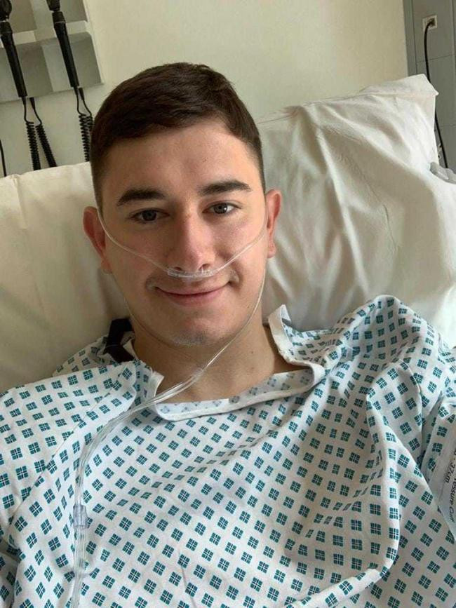 Sam Astley từ bỏ cơ hội xem trực tiếp trận bán kết Euro 2020 để hiến tủy cứu người.