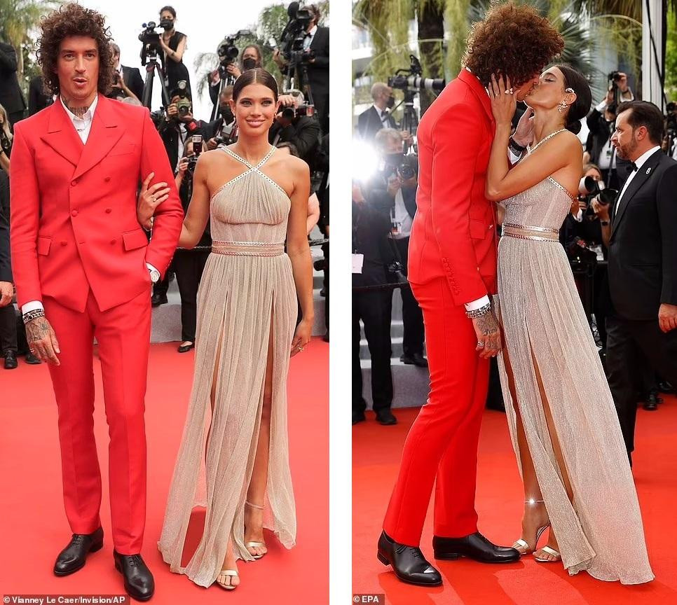 Ca sĩ người Anh Julian Perretta nổi bật với bộ vest đỏ, cùng vị hôn thê Kambree &quot;khóa môi&quot; đắm đuối trước vô số ống kính truyền thông.