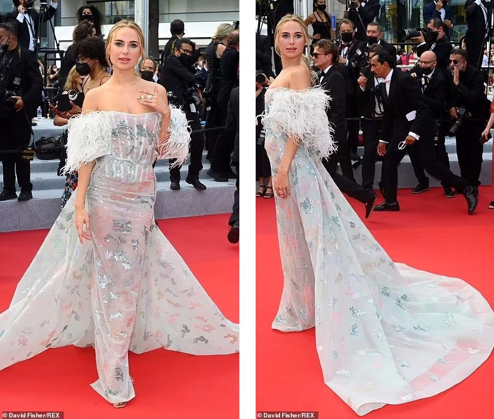 Mỹ nhân Anh Kimberley Garner ngọt ngào trong bộ cánh xuyên thấu lấp lánh, thêm điểm nhấn là phần lông vũ ở lưng.