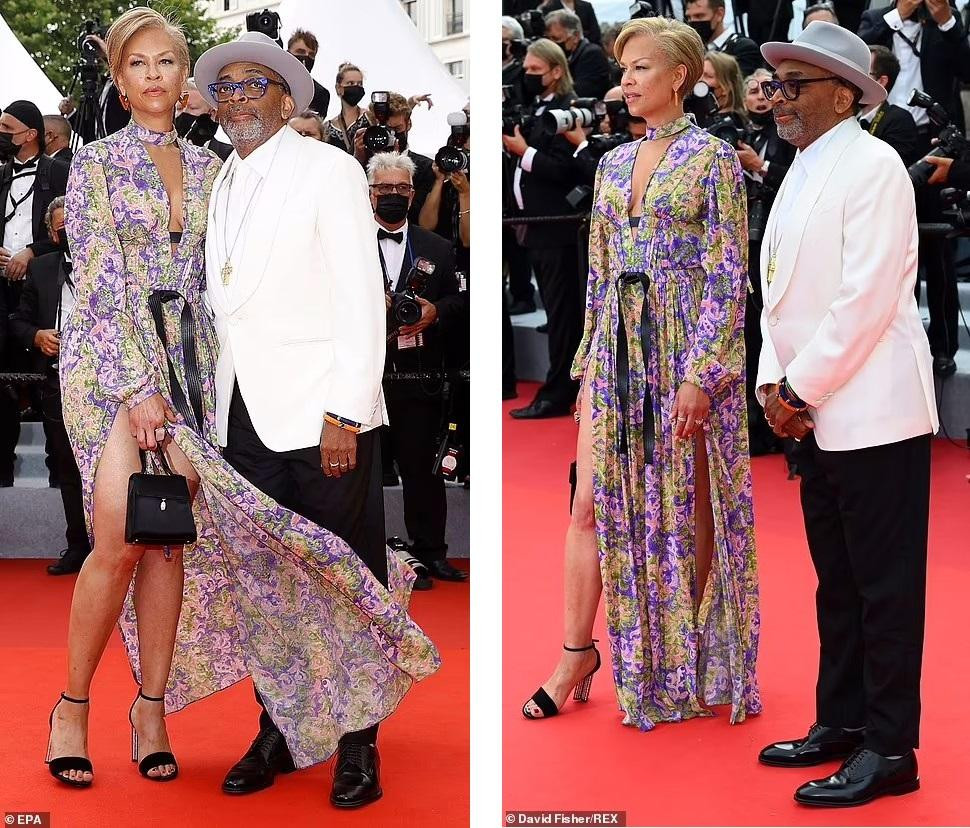 Chủ tịch hội đồng giám khảo Cannes Spike Lee nổi bật với bộ Âu phục trắng - đen, trong khi phu nhân Tonya Lewis Lee mặc váy hoa cắt xẻ táo bạo.