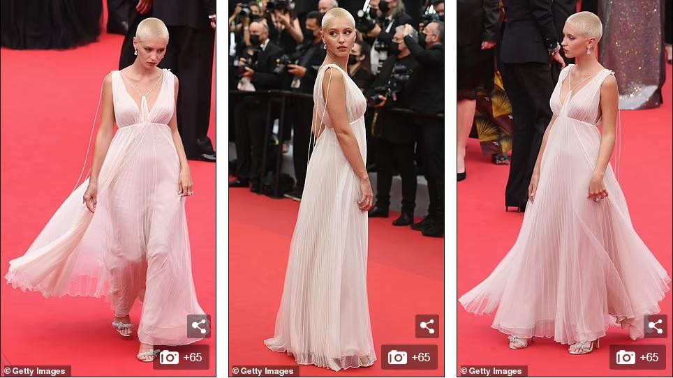 Iris Law, con gái 20 tuổi của tài tử Jude Law thành tâm điểm trên thảm đỏ với mái tóc ngắn cũn và bộ cánh bồng bềnh.