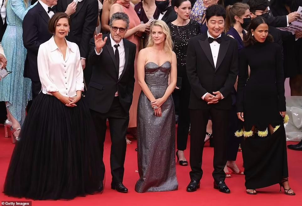 Nữ diễn viên 43 tuổi cùng các thành viên khác trong ban giảm khảo gồm Kleber Mendonça Filho, Melanie Laurent, Song Kang-ho và Mati Diop (từ trái qua) tham dự buổi ra mắt phim hài - chính kịch Mỹ &quot;The French Dispatch&quot;.