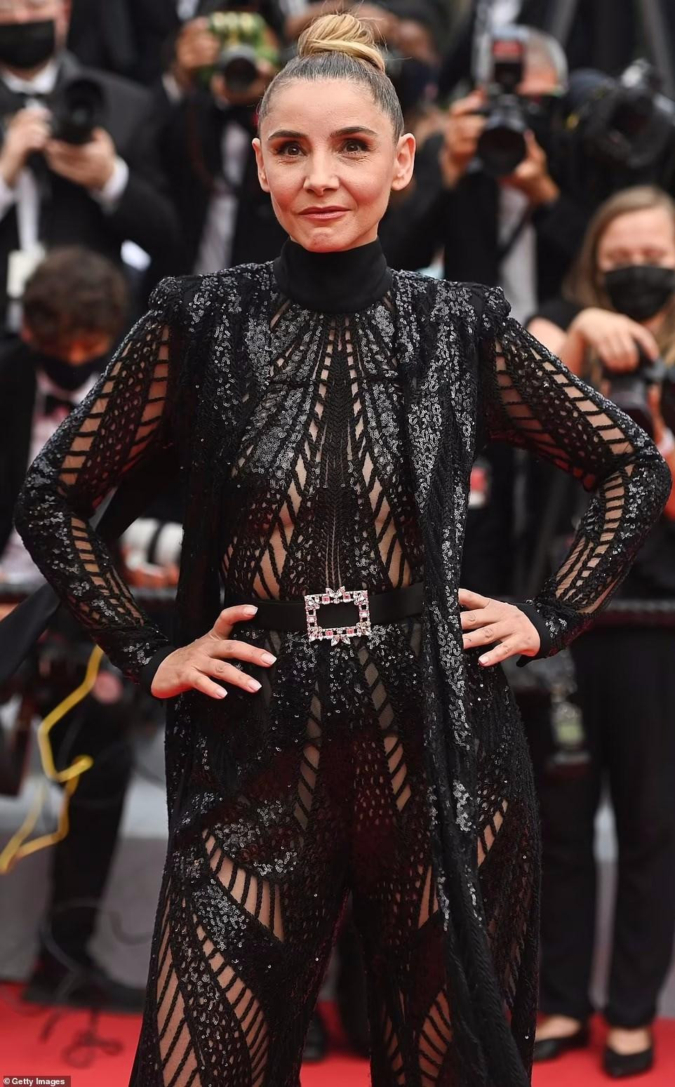 Nữ diễn viên Pháp Clotilde Courau gây bất ngờ với bộ cánh không thể hở hơn ở tuổi 52.