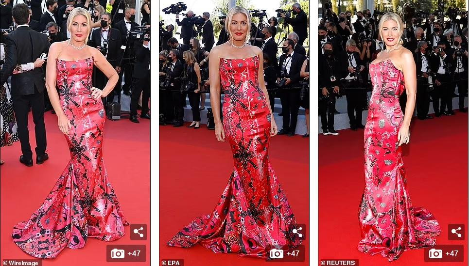 Người dẫn chương trình Hofit Golan lộng lẫy với váy quây đuôi cá họa tiết ấn tượng.