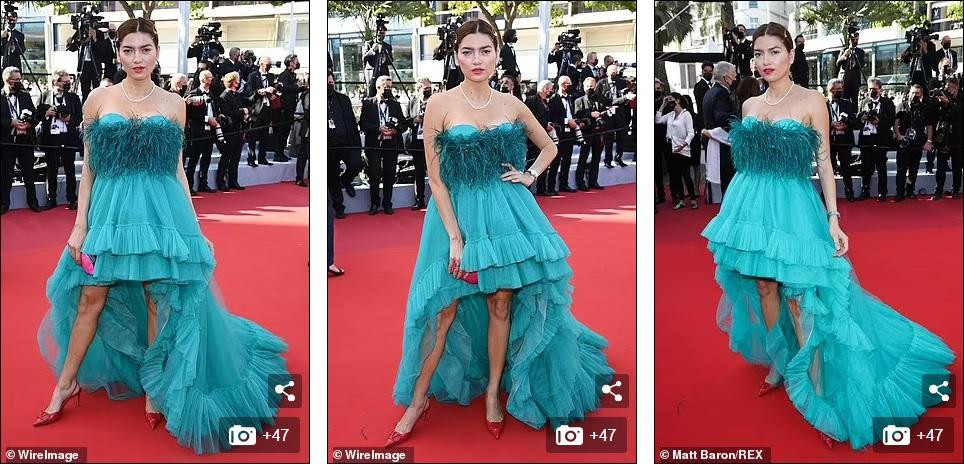 Nữ diễn viên Mỹ Blanca Blanco hơi &quot;dìm&quot; dáng khi mặc chiếc váy màu xanh mòng két này. Phần lông vũ ở thân trên làm mất luôn vòng eo của cô.