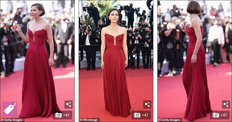 Nữ diễn viên 43 tuổi người Mỹ Maggie Gyllenhaal cuốn hút với đầm quây đỏ. Chi tiết xẻ sâu phần ngực giúp cô phô diễn vòng một căng đầy quyến rũ.