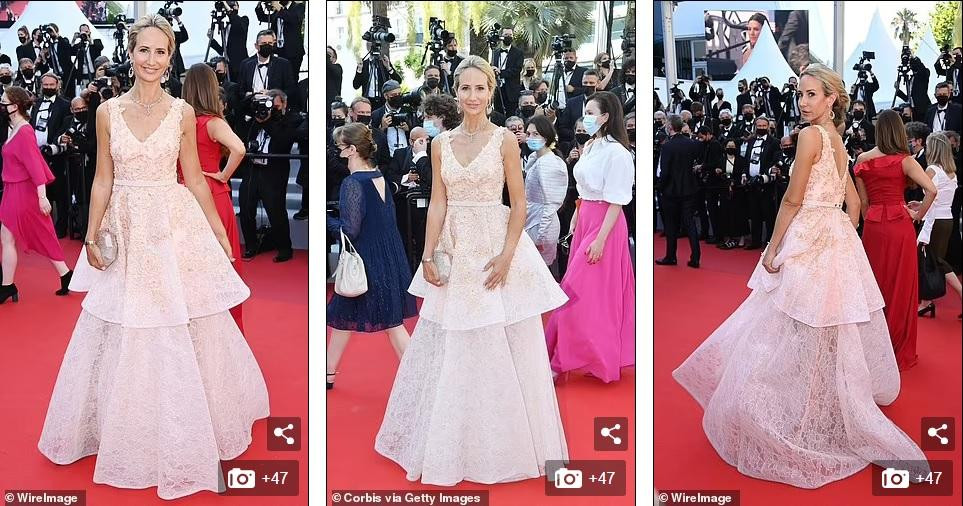 Nữ quý tộc Anh Victoria Hervey chọn cho mình váy ren hai tầng màu hồng nền nã, sang trọng.