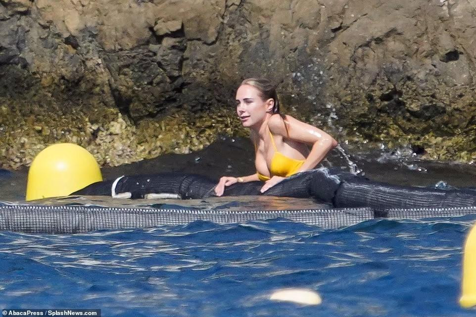 Áo bơi thiết kế hai dây tôn lên vòng một căng đầy đủ gợi cảm, không quá "phồn thực". Áo bơi thiết kế hai dây tôn lên vòng một căng đầy đủ gợi cảm, không quá "phồn thực".