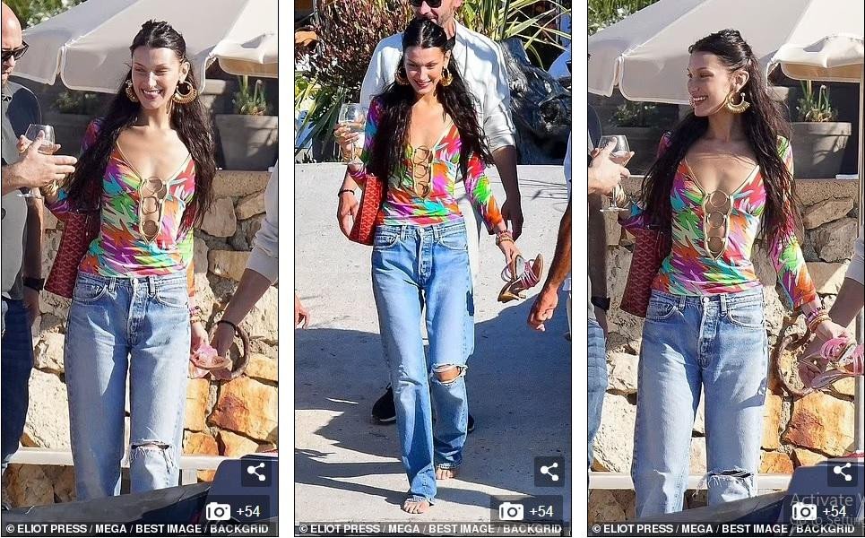 Cô kết hợp với quần jean xanh rách gối. Dù thần sắc rạng rỡ, hạnh phúc, nhưng rõ ràng Bella gầy đi trông thấy.