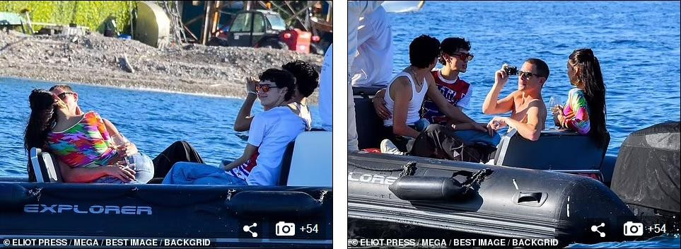 Dù đang đi với hội bạn, Bella và Marc mặc kệ sự đời, chỉ tập trung vào thế giới riêng của hai người.