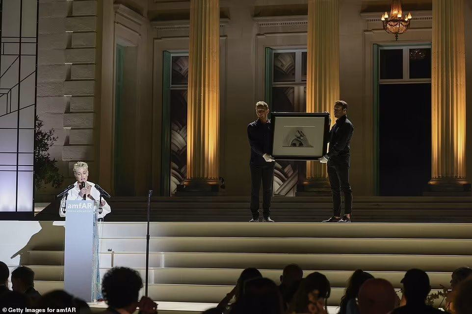 Bên cạnh đó, dàn sao tham dự đấu giá tranh để gây quỹ.