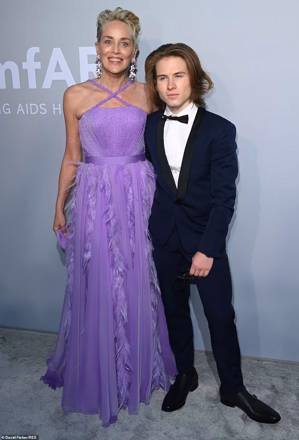 Mỹ nhân "Bản năng gốc" Sharon Stone rạng ngời tuổi 63. Xuất hiện cùng biểu tượng Hollywood là con trai Roan (21 tuổi). Tại amfAR Gala năm nay, Sharon giữ vai trò dẫn dắt chương trình.